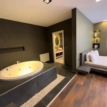 Apartment 101- Garden, Jacuzzi, Spacious, Luxury House